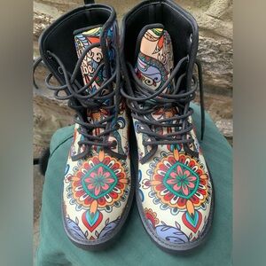 Yes we Vibe combat boots size 8